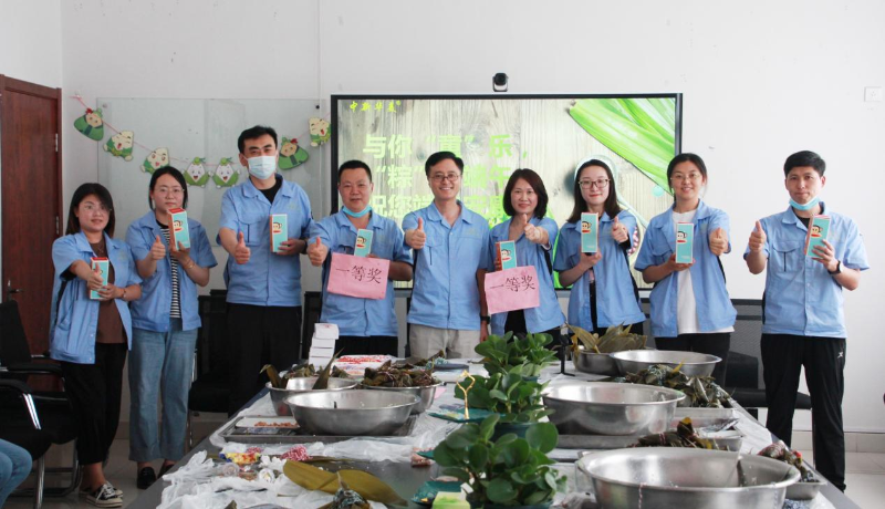 王總與獲獎(jiǎng)同事合影