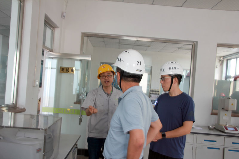 中新華美總經(jīng)理王東先生解說開發(fā)股設(shè)備