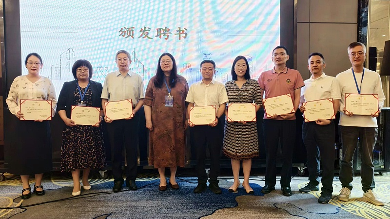 頒發(fā)編委聘書