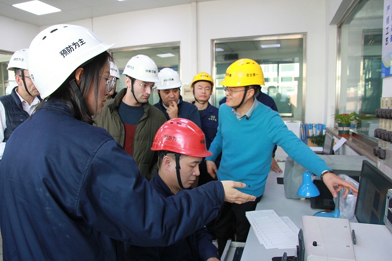 西班牙汽車(chē)注塑廠(chǎng)參觀(guān)生產(chǎn)一線(xiàn)---青島中新華美塑料有限公司