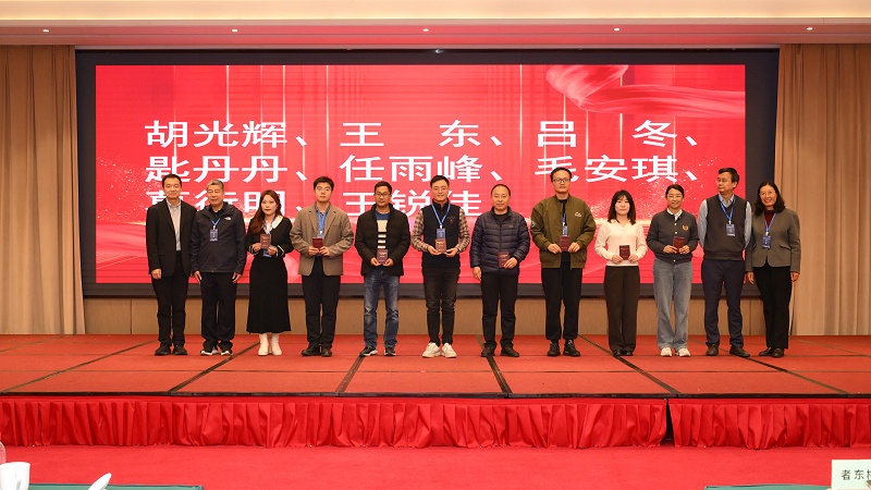 青島中新華美塑料有限公司總經(jīng)理王東等三人被聘請(qǐng)為副主任委員和委員。