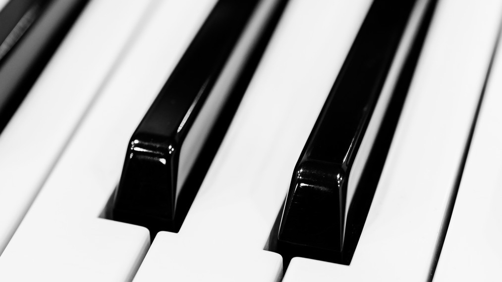 鋼琴鍵為何選擇高光黑ABS材料？揭秘其背后的性能優(yōu)勢