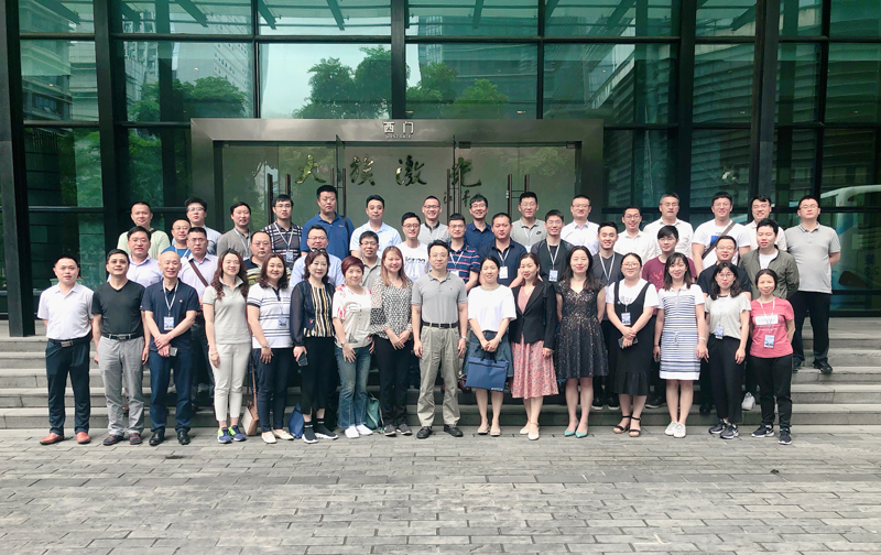 青島市城陽區(qū)2019年高新技術(shù)企業(yè)創(chuàng)新能力素質(zhì)提升培訓(xùn)班學(xué)員在大族激光合影念